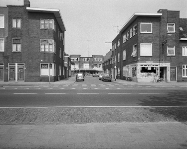 856763 Gezicht in de Petrus Dathenusstraat te Utrecht, met links het hoekpand Amsterdamsestraatweg 511 en rechts ...